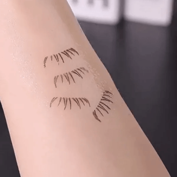 2-in-1 Eyeliner with Eyelash Stamp